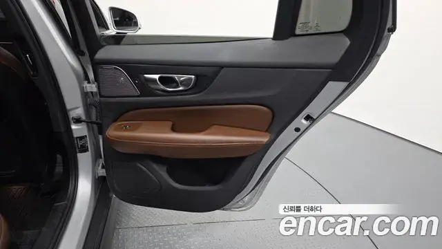 Volvo V60 Cross Country 2021 — Photo 12/35