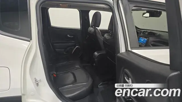 Jeep Renegade 2019 — Фото 11/20