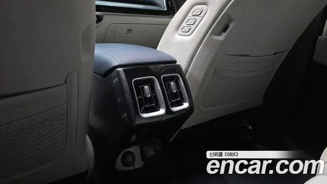 Kia Sorento 2023 — ფოტო 4/38