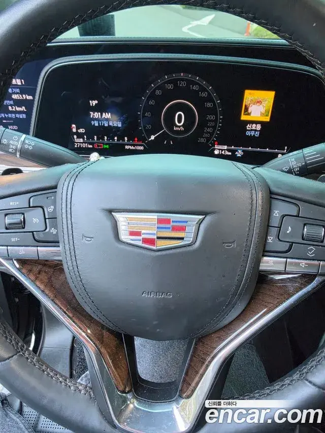 Cadillac Escalade 2023 — Photo 6/10