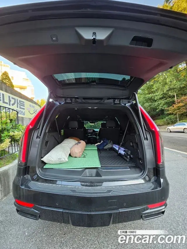 Cadillac Escalade 2023 — Photo 1/10