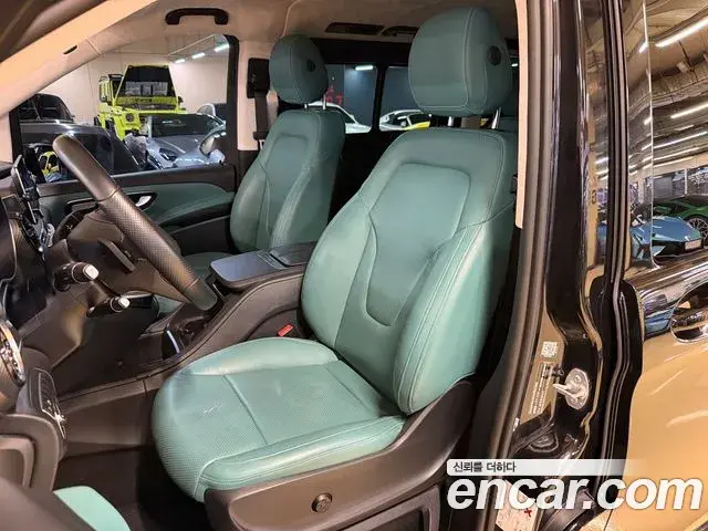 Mercedes-Benz V-Class 2022 — Фото 8/20