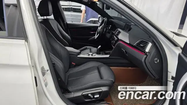 BMW 3 Series 2018 — Фото 11/20