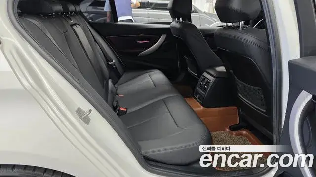 BMW 3 Series 2018 — Фото 12/20