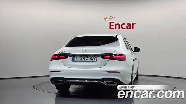 Mercedes-Benz E-Class 2023 — Фото 4/20