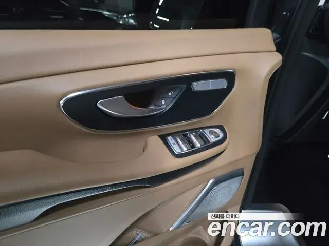 Mercedes-Benz V-Class 2023 — Photo 6/20