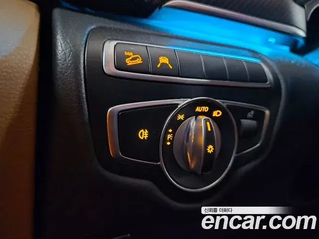 Mercedes-Benz V-Class 2023 — Photo 7/20