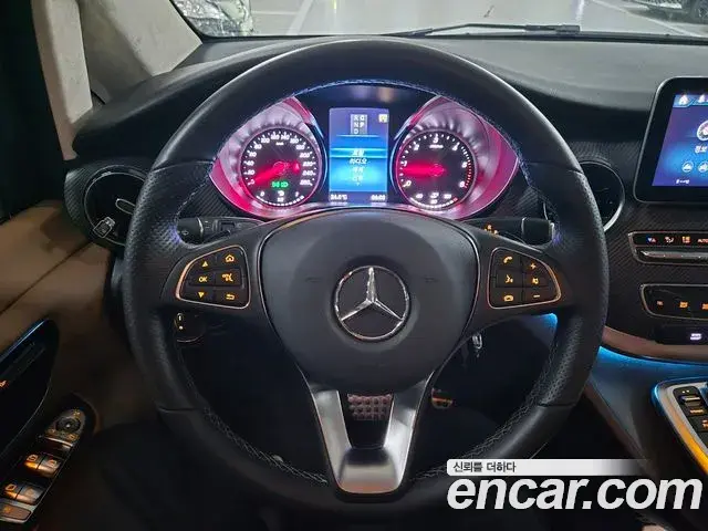 Mercedes-Benz V-Class 2023 — Photo 9/20