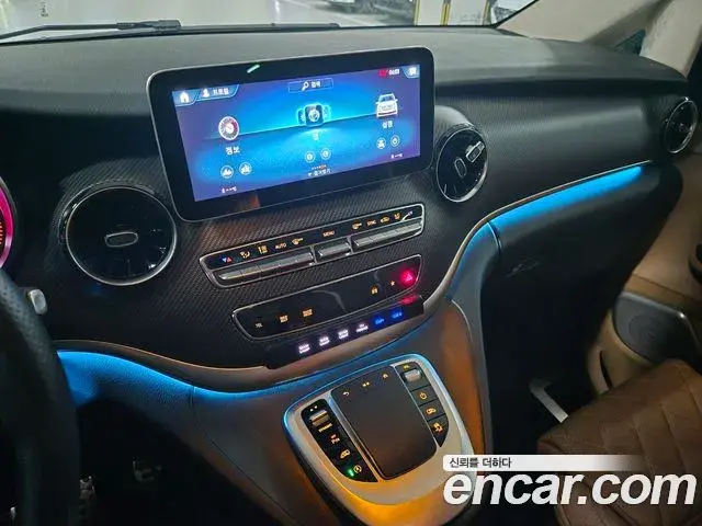 Mercedes-Benz V-Class 2023 — Photo 11/20