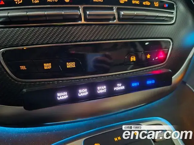 Mercedes-Benz V-Class 2023 — Photo 12/20
