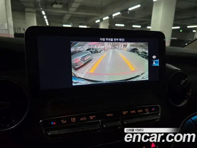 Mercedes-Benz V-Class 2023 — Photo 13/20
