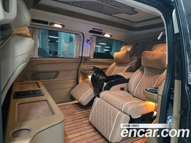 Mercedes-Benz V-Class 2023 — Photo 14/20