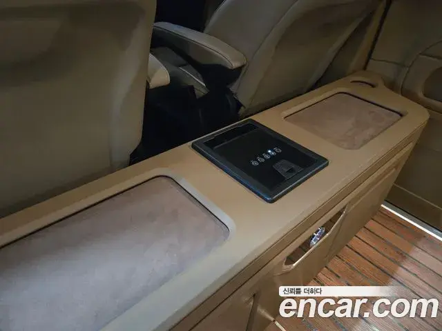 Mercedes-Benz V-Class 2023 — Photo 15/20