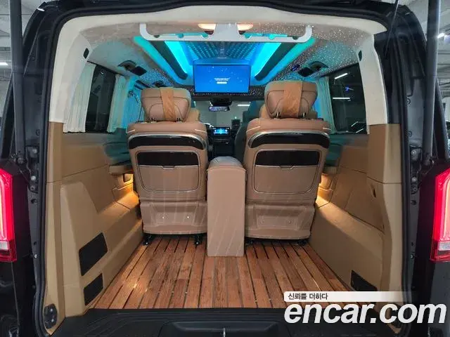 Mercedes-Benz V-Class 2023 — Photo 19/20