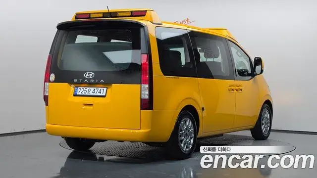 Hyundai Staria 2025 — Photo 2/20
