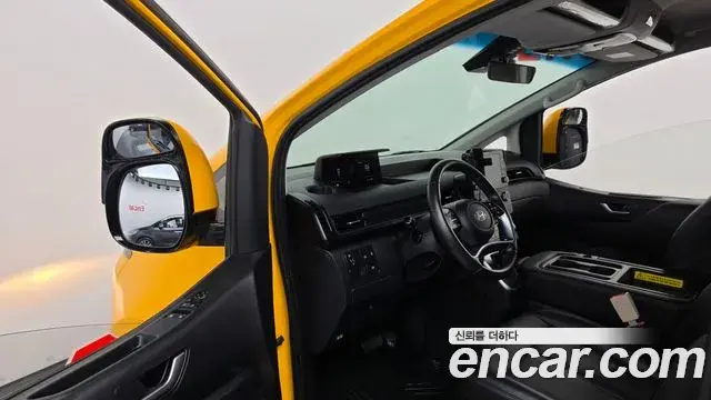 Hyundai Staria 2025 — Photo 10/20