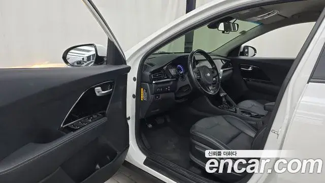 Kia Niro 2019 — Фото 10/20