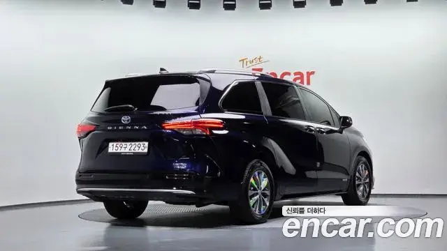 Toyota Sienna 2021 — Фото 2/20