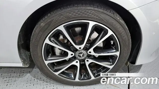 Mercedes-Benz E-Class 2020 — ფოტო 13/20