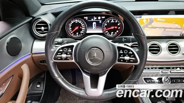 Mercedes-Benz E-Class 2020 — ფოტო 19/20