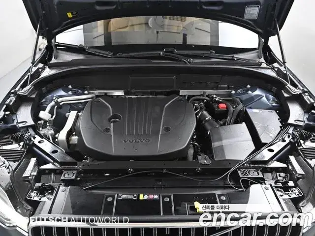 Volvo XC60 2023 — ფოტო 18/20