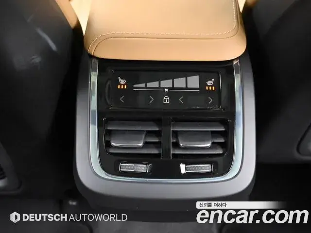 Volvo XC60 2023 — ფოტო 16/20