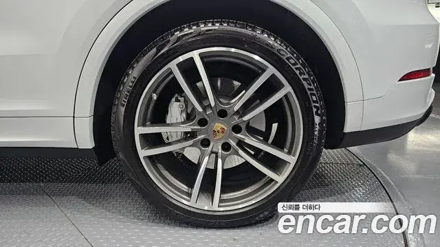 Porsche Cayenne 2020 — ფოტო 13/20