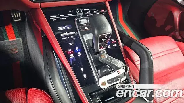 Porsche Cayenne 2020 — ფოტო 10/20