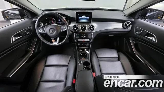 Mercedes-Benz GLA-Class 2018 — Şəkil 15/20