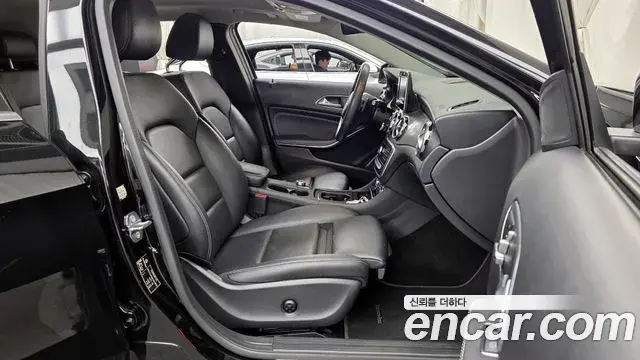 Mercedes-Benz GLA-Class 2018 — Şəkil 16/20
