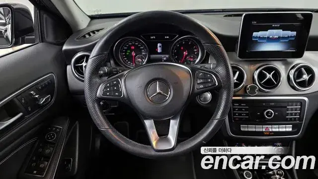 Mercedes-Benz GLA-Class 2018 — Şəkil 8/20