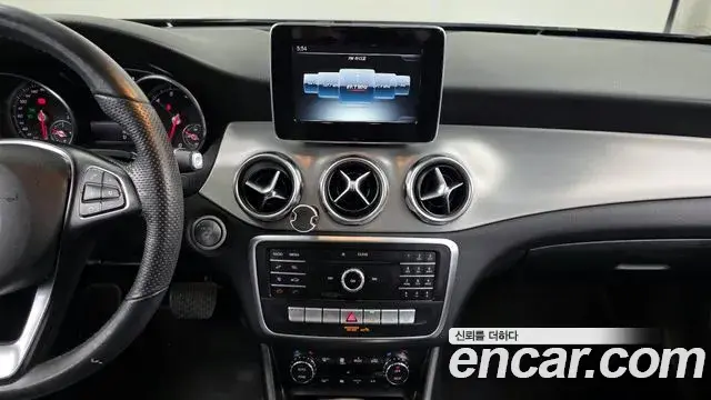 Mercedes-Benz GLA-Class 2018 — Şəkil 12/20