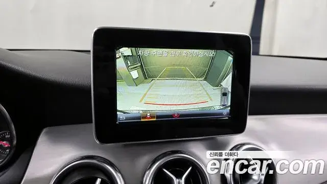 Mercedes-Benz GLA-Class 2018 — Şəkil 10/20