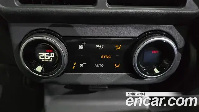 Land Rover Range Rover Velar 2025 — ფოტო 7/20