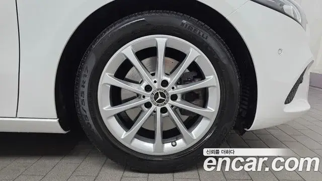 Mercedes-Benz A-Class 2020 — Photo 1/20