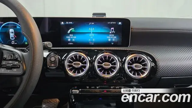 Mercedes-Benz A-Class 2020 — Photo 11/20