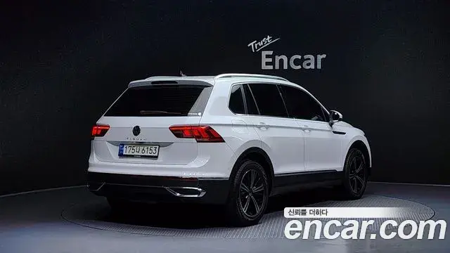 Volkswagen Tiguan 2021 — ფოტო 8/20