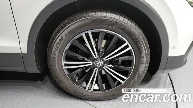 Volkswagen Tiguan 2021 — ფოტო 16/20