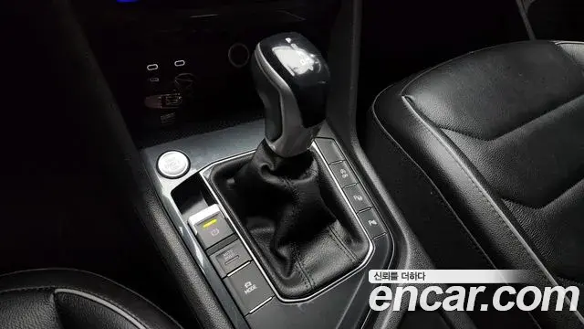 Volkswagen Tiguan 2021 — ფოტო 19/20