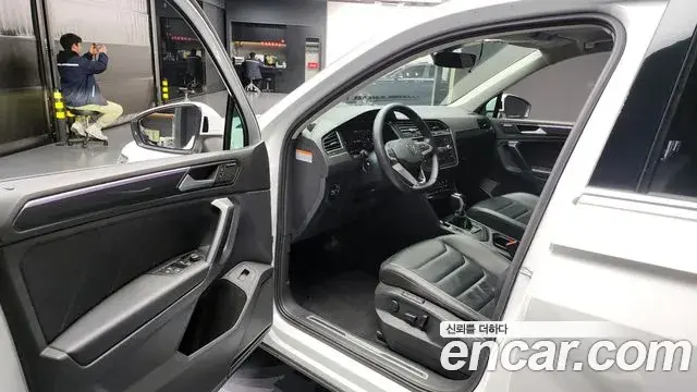 Volkswagen Tiguan 2021 — ფოტო 13/20