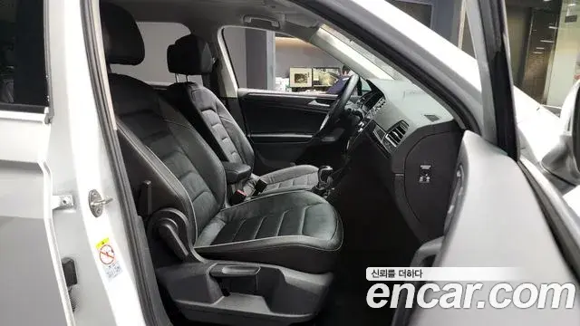 Volkswagen Tiguan 2021 — ფოტო 17/20