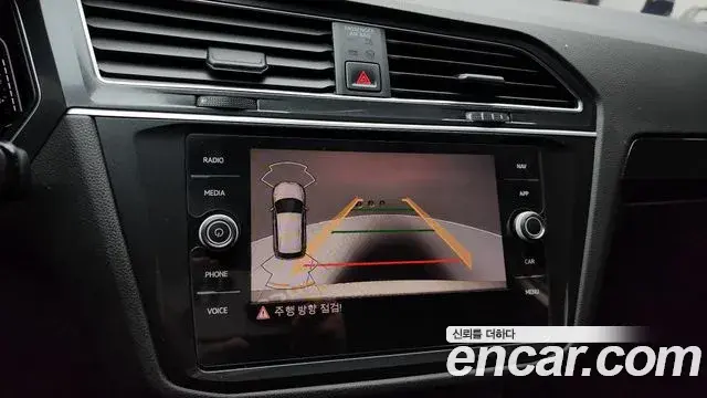 Volkswagen Tiguan 2021 — ფოტო 14/20