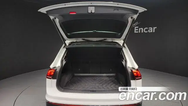Volkswagen Tiguan 2021 — ფოტო 15/20