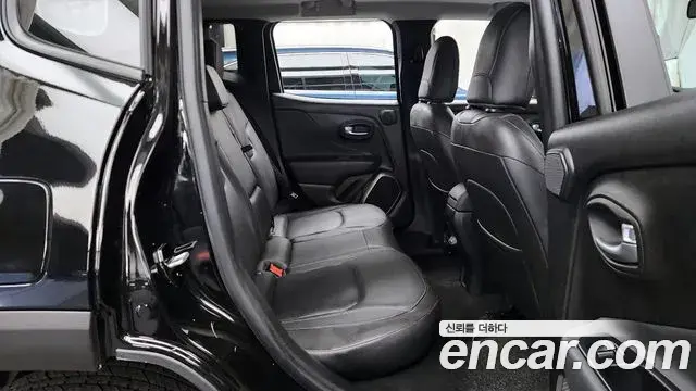 Jeep Renegade 2018 — Фото 12/20
