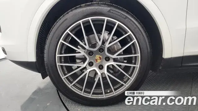 Porsche Cayenne 2021 — ფოტო 19/20