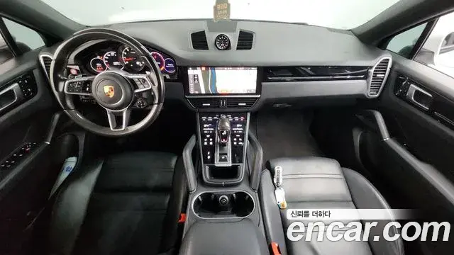 Porsche Cayenne 2021 — ფოტო 11/20