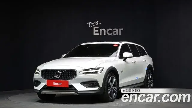 Volvo V60 Cross Country 2021 — ფოტო 1/20