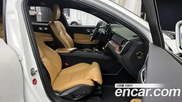 Volvo V60 Cross Country 2021 — ფოტო 15/20