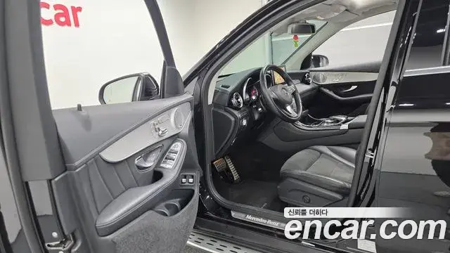 Mercedes-Benz GLC-Class 2019 — Photo 10/20
