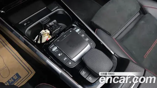 Mercedes-Benz GLB-Class 2022 — Photo 8/20